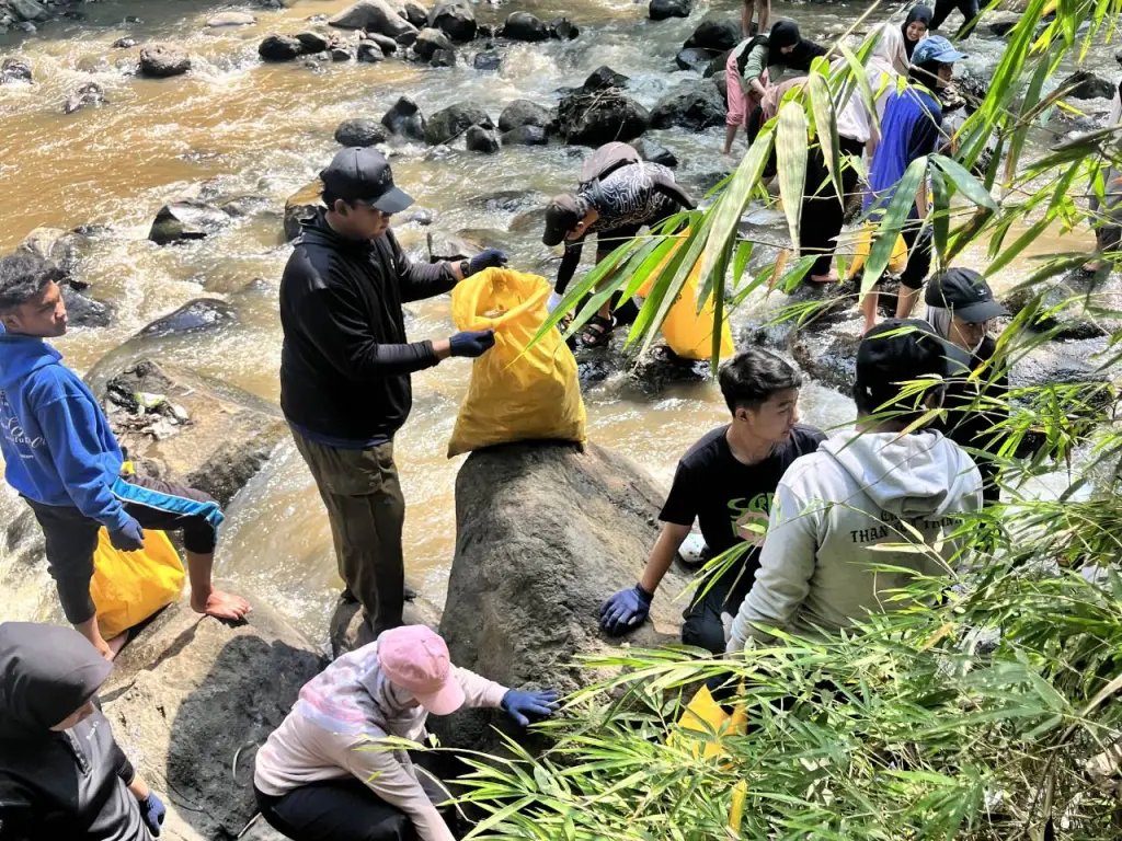 Peserta program River Cleanup SatuBumi aktif membersihkan sampah di Sungai Citarum dengan antusias